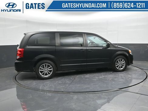 Used 2016 Dodge Grand Caravan SE image 3