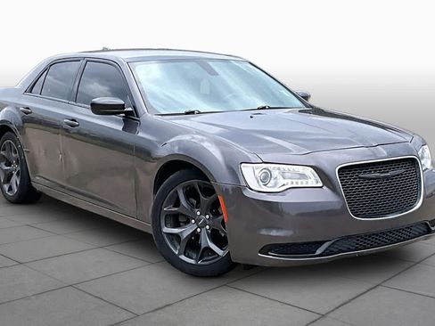 Used 2020 Chrysler 300 Touring w/ Sport Appearance Package RWD image 3