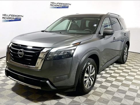Used 2025 Nissan Pathfinder SL FWD image 1