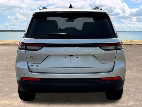 Used 2024 Jeep Grand Cherokee Altitude image 8