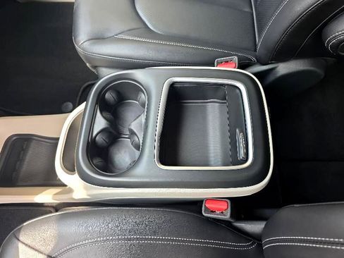 Used 2024 Chrysler Pacifica Touring-L image 21