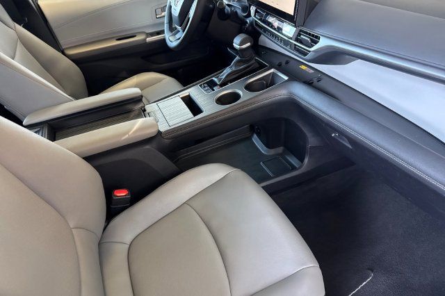 Certified 2026 Toyota Sienna XLE FWD image 21