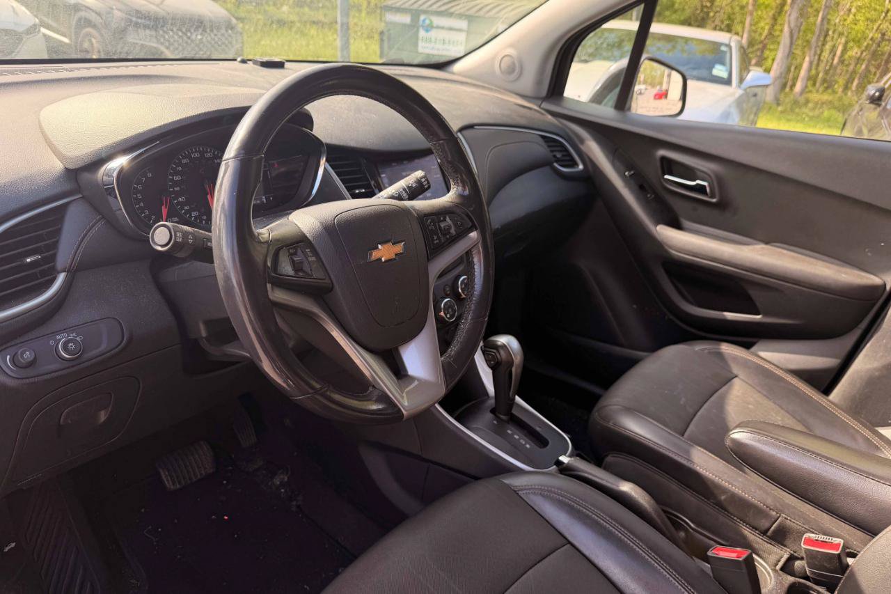 Used 2020 Chevrolet Trax LT w/ LT Convenience Package FWD image 17
