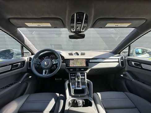 Certified 2023 Porsche Cayenne Turbo AWD/4WD image 33
