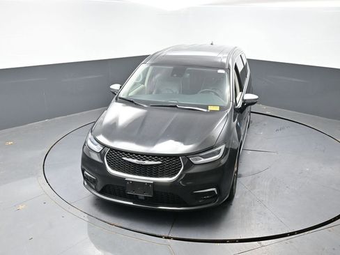 Used 2023 Chrysler Pacifica Limited image 18