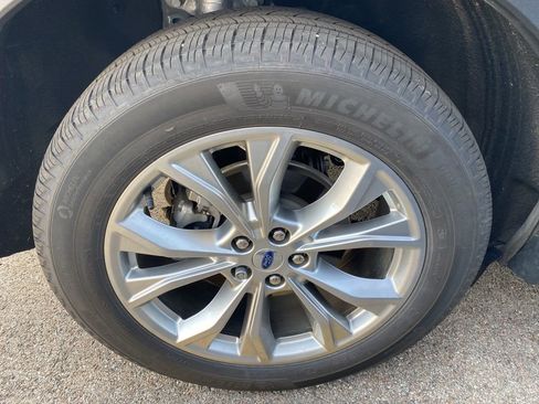 Used 2023 Ford Explorer XLT w/ Equipment Group 202A AWD/4WD image 7