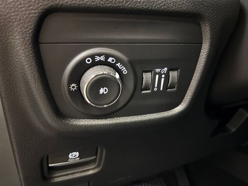 Used 2025 Jeep Grand Cherokee Limited AWD/4WD image 32