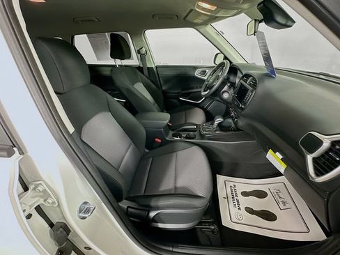 Used 2025 Kia Soul LX w/ LX Technology Package FWD image 31