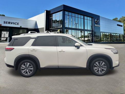Used 2022 Nissan Pathfinder SL w/ Lighting Package (N92) AWD/4WD image 3