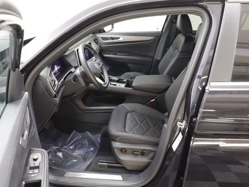 Used 2025 Volkswagen Atlas Cross Sport SE image 6