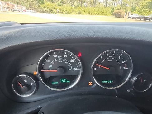 Used 2015 Jeep Wrangler Unlimited Rubicon w/ Max Tow Package AWD/4WD image 12
