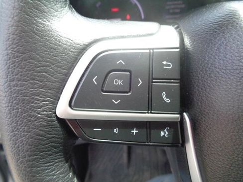 Used 2021 Toyota Sienna XLE FWD image 22