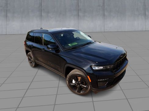 Used 2023 Jeep Grand Cherokee Limited w/ Black Appearance Package AWD/4WD image 2