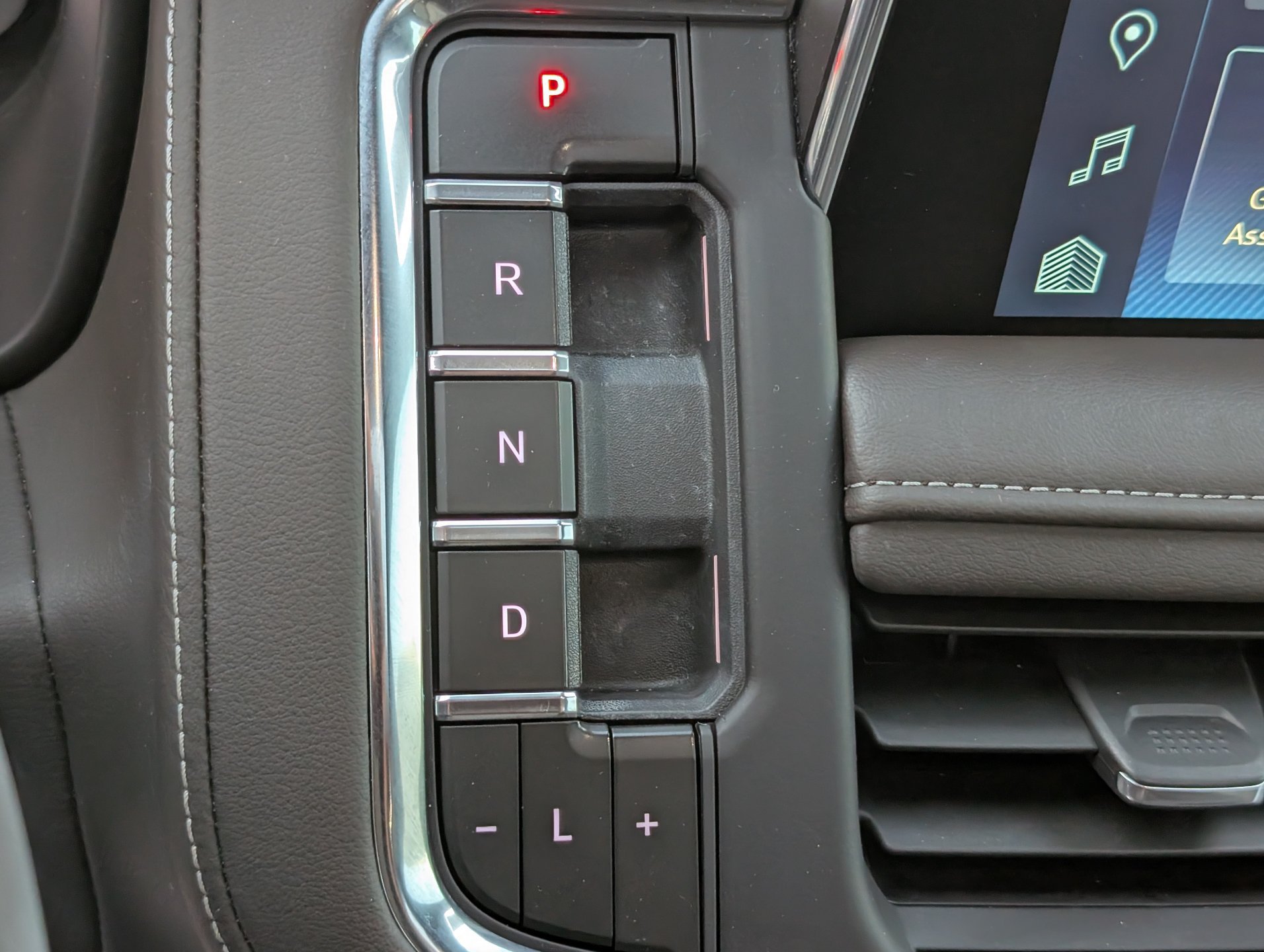 Used 2023 Chevrolet Tahoe Z71 w/ Luxury Package AWD/4WD image 21