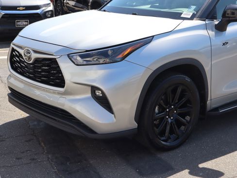 Used 2022 Toyota Highlander XLE AWD/4WD image 6