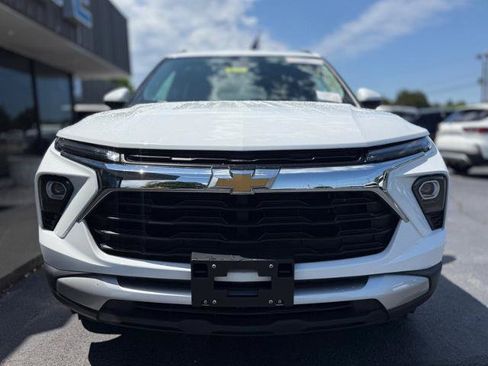 Used 2025 Chevrolet TrailBlazer LT AWD/4WD image 2