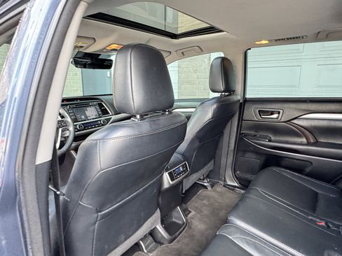 Used 2018 Toyota Highlander XLE AWD/4WD image 34