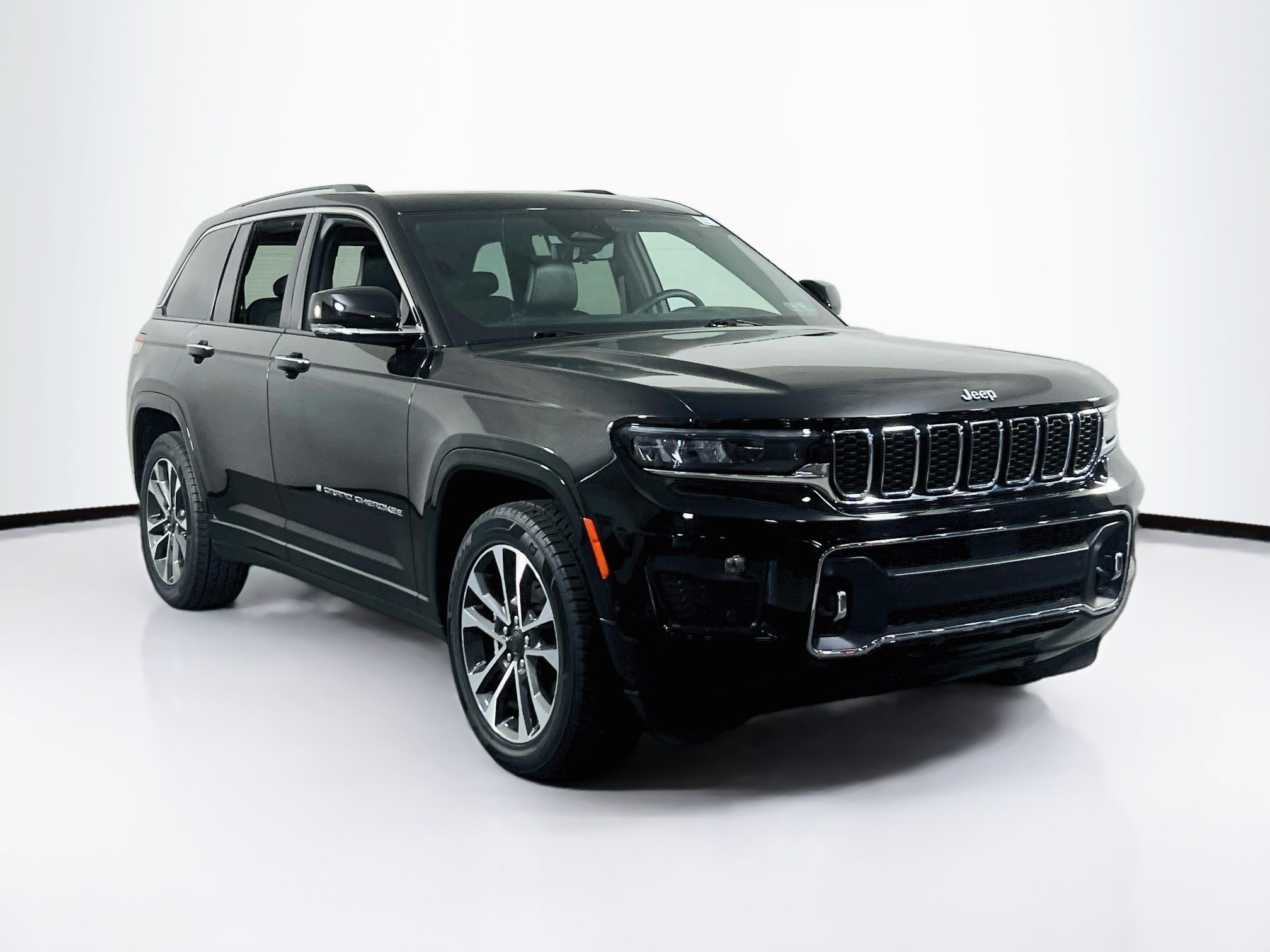 Used 2023 Jeep Grand Cherokee Overland w/ Luxury Tech Group IV AWD/4WD image 3