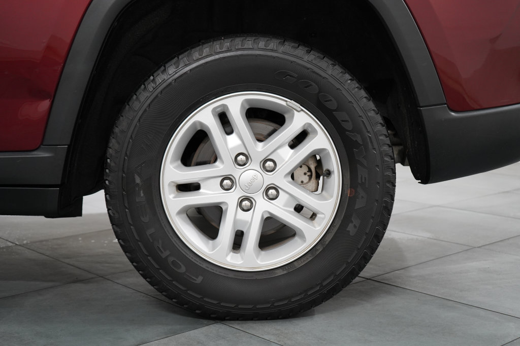 Used 2023 Jeep Grand Cherokee Laredo AWD/4WD image 33