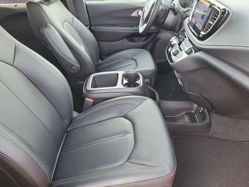 New 2026 Chrysler Pacifica Select image 13