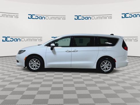 Used 2023 Chrysler Voyager LX image 5