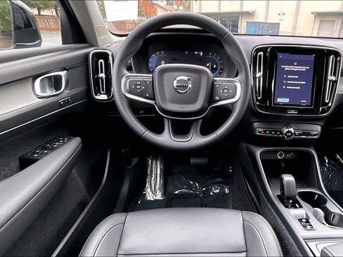 Used 2025 Volvo XC40 B5 Core w/ Protection Package Premier image 8