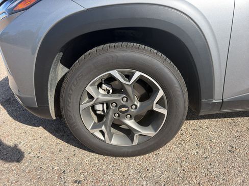 Used 2024 Chevrolet Trax LT FWD image 3