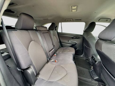 Used 2020 Toyota Highlander LE FWD image 28