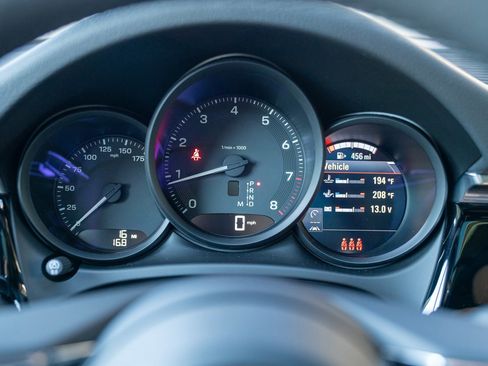 Certified 2025 Porsche Macan image 13