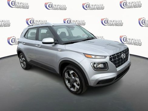 Certified 2025 Hyundai Venue SEL image 3