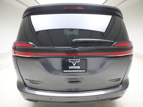 Used 2022 Chrysler Pacifica Limited w/ Uconnect Theater Family Group AWD/4WD image 3