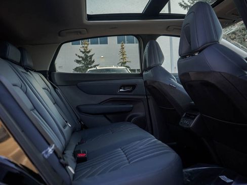 New 2025 Nissan Ariya Platinum image 13