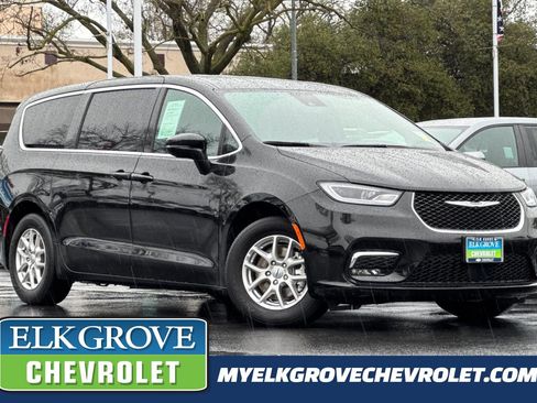 Used 2025 Chrysler Pacifica Select image 1