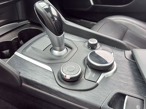 Used 2019 Alfa Romeo Giulia AWD image 18