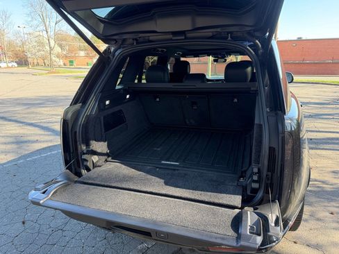 Used 2025 Land Rover Range Rover SE image 13