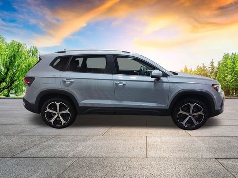 Used 2025 Volkswagen Taos SEL image 3