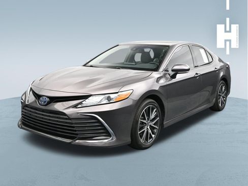 Used 2024 Toyota Camry XLE FWD image 3