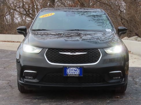 Certified 2024 Chrysler Pacifica Touring-L image 13