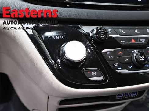 Used 2023 Chrysler Pacifica Touring-L FWD image 13