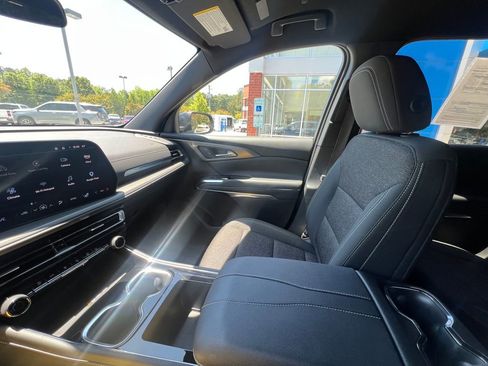 Used 2025 Chevrolet Traverse LT FWD image 13