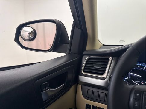 Used 2015 Toyota Highlander XLE FWD image 35