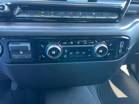 Used 2025 GMC Sierra 1500 SLT image 13