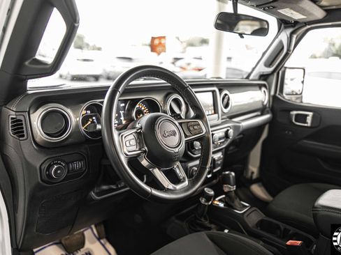 Used 2019 Jeep Wrangler Unlimited Sahara w/ Safety Group image 18