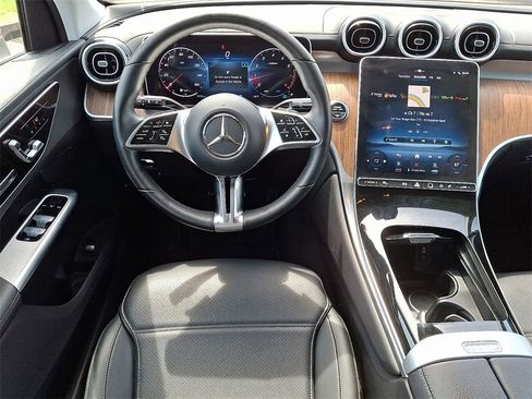 Used 2024 Mercedes-Benz GLC 300 4MATIC image 11