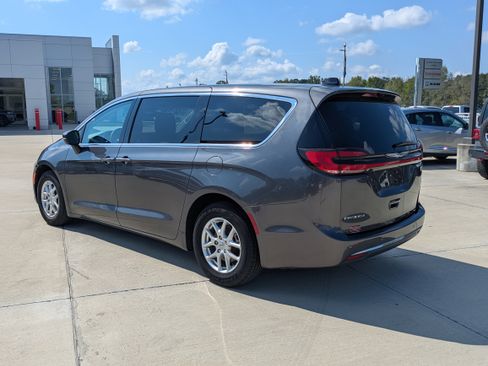 Used 2023 Chrysler Pacifica Touring-L FWD image 3
