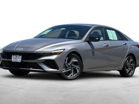 Certified 2025 Hyundai Elantra SEL FWD image 2