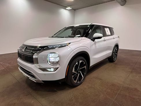 Used 2024 Mitsubishi Outlander SE image 39