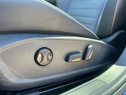 Used 2025 Volkswagen Jetta SE w/ Sunroof Package FWD image 4
