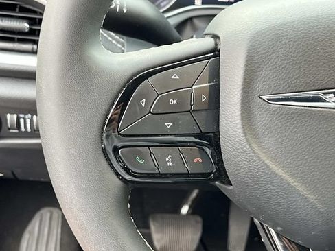 Used 2025 Chrysler Pacifica Limited FWD image 28