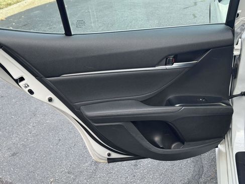 Used 2018 Toyota Camry XLE image 11